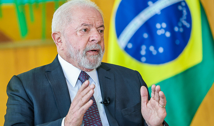 Para 80% dos brasileiros, Lula tem razão ao criticar taxa de juros
