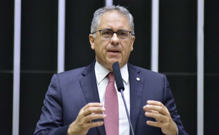 Artigo 142: Zarattini defende despolitização das Forças Armadas para evitar ameaças à democracia