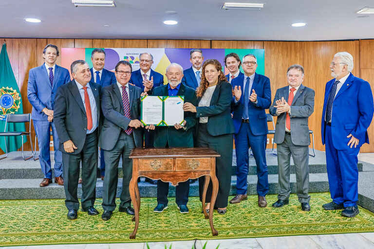 Presidente sanciona política de valorização do salário mínimo e nova faixa do IR