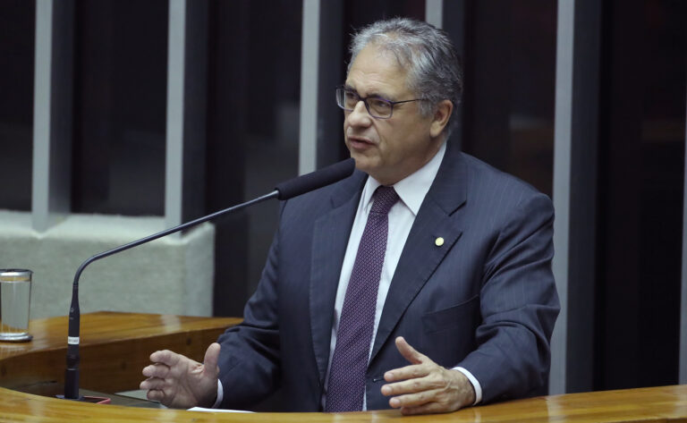 Zarattini concede entrevista a TV Fórum e fala sobre políticas públicas para população em situação de rua em São Paulo