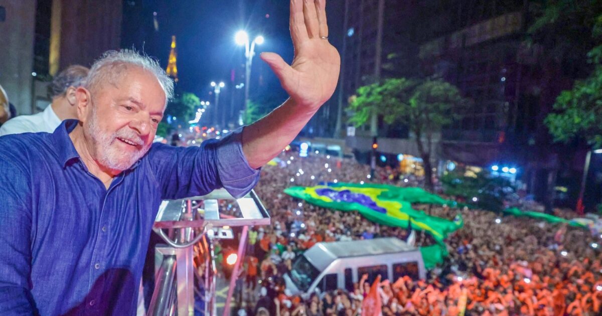 Lula: Petistas celebram um ano da vitória da democracia e a derrota do ódio no Brasil