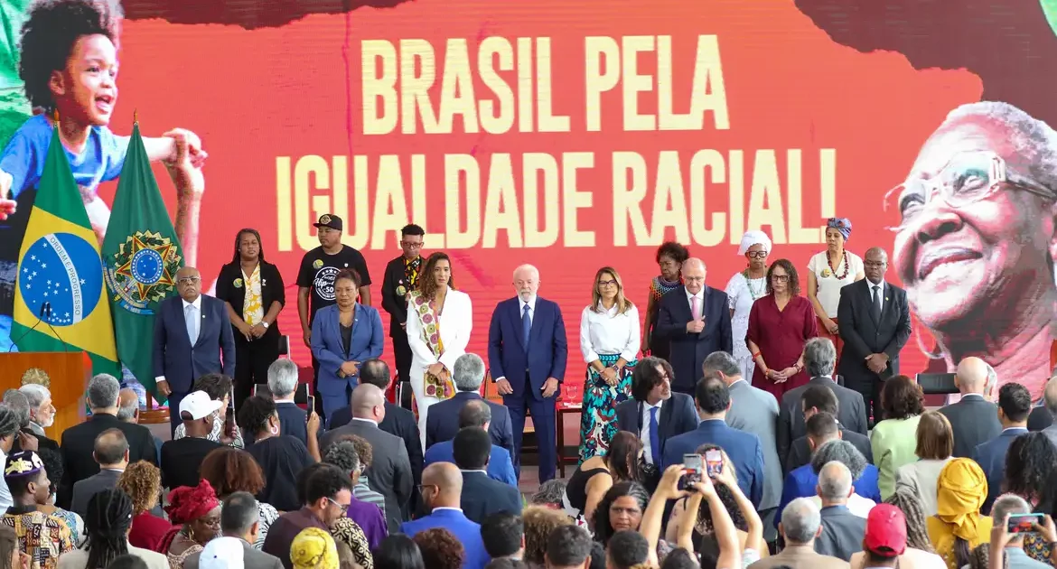 Lula sanciona medidas pela igualdade racial: “Pagamento histórico por anos escravização”