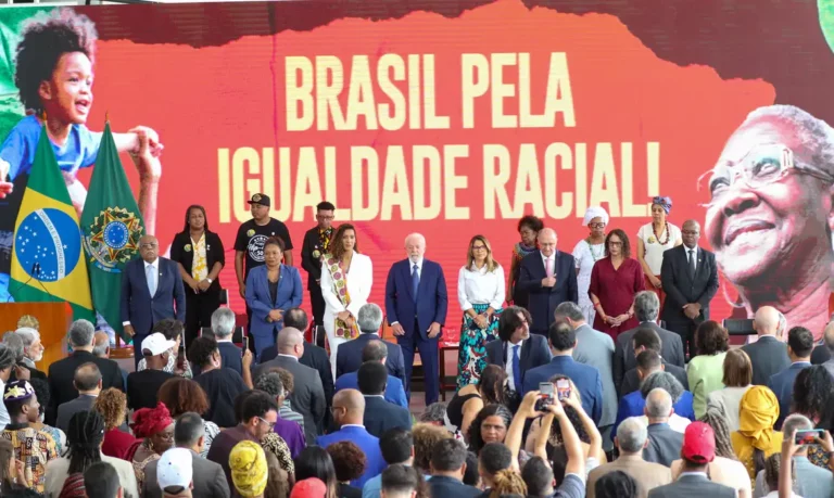 Lula sanciona medidas pela igualdade racial: “Pagamento histórico por anos escravização”