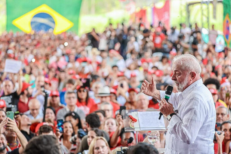 Governo Lula anuncia construção de 2,6 mil casas em São Paulo