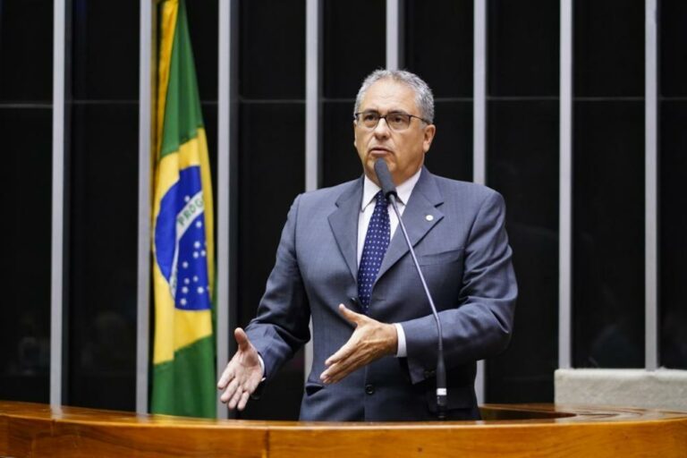 Militares precisam pagar pela participação em tentativa de golpe, defende Zarattini 
