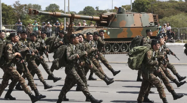 Em artigo, professores defendem alteração do artigo 142 e afastamento de militares da política