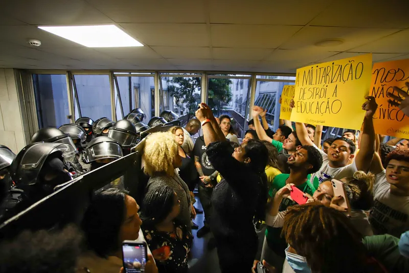 Tarcísio quer militarizar o ensino público de São Paulo