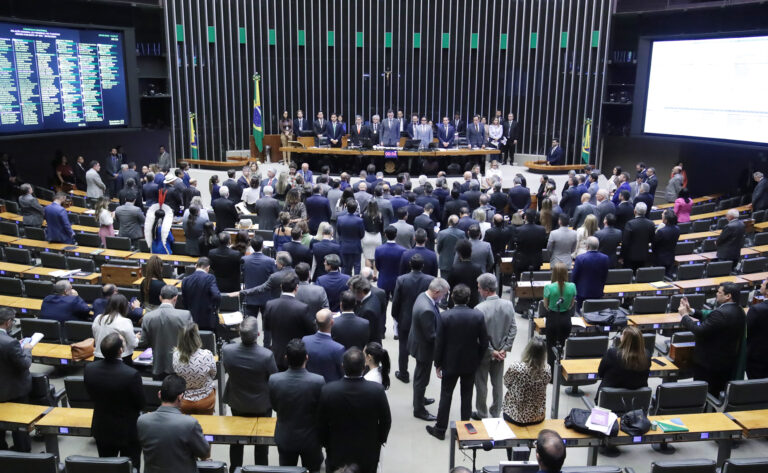 Bolsonaristas mantém veto sobre criminalização de fake news