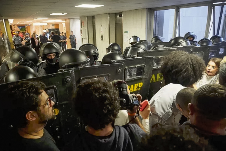 ‘Escola cívico-militar’ de Tarcísio é aprovada com repressão policial