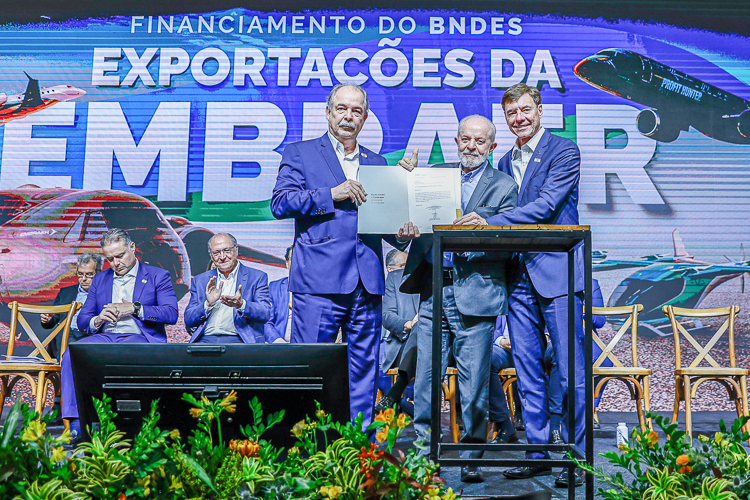 Com R$ 4,5 bi em investimentos, Lula impulsiona exportações da Embraer