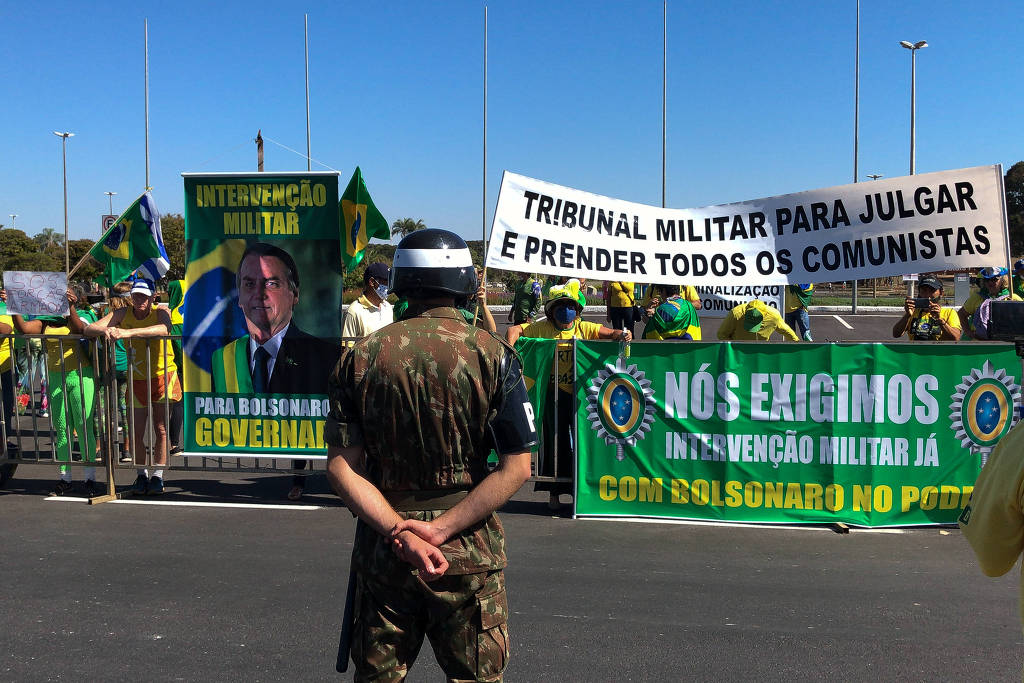 Zarattini defende afastamento de militares da política