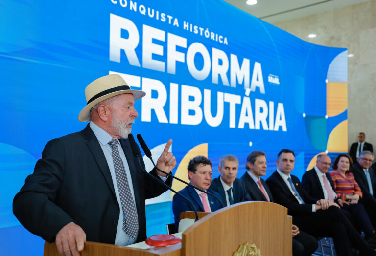 Lula regulamenta reforma tributária que promove desenvolvimento e justiça social