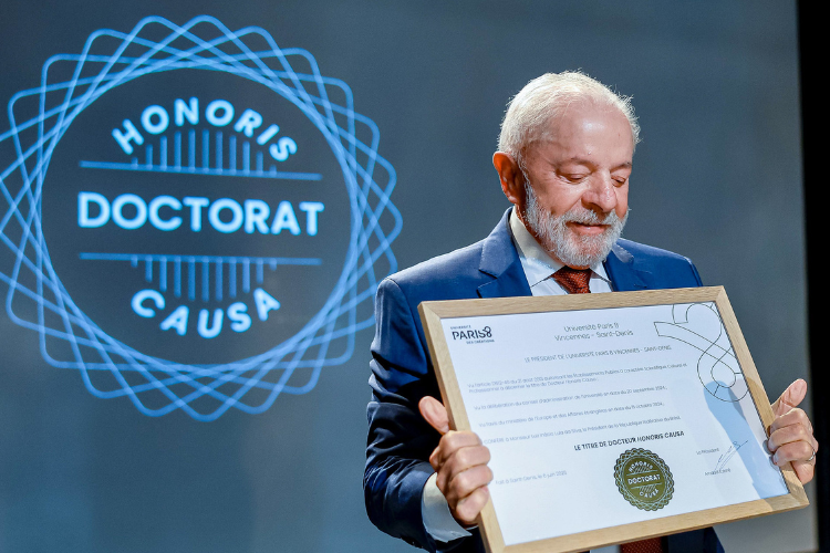Lula recebe título de Doutor Honoris Causa em Paris e exalta educação