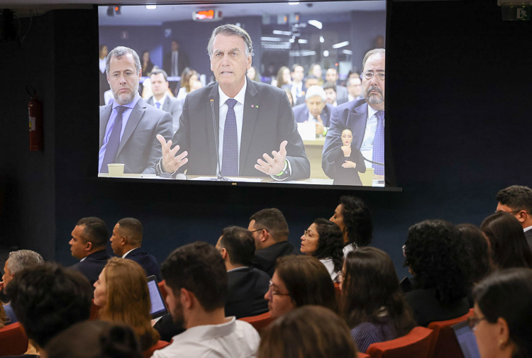 Rumo à cadeia: Bolsonaro confessa ter discutido estado de sítio com militares