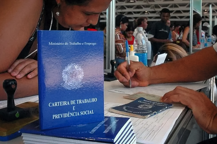 “Faz o L!” Desemprego cai para 5,8% e atinge menor nível da história