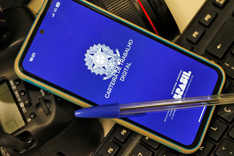 Brasil gera 129,7 mil empregos formais em julho, com destaque para serviços