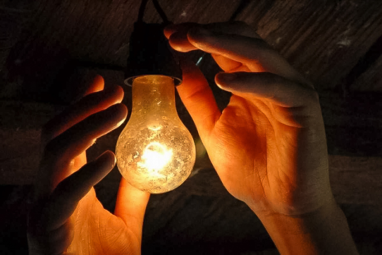Obstrução bolsonarista põe em risco luz gratuita para pobres