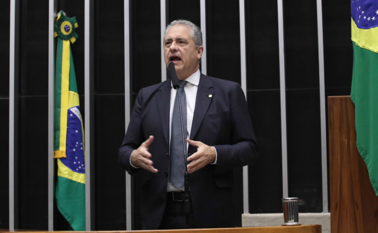Zarattini responsabiliza família Bolsonaro por tarifas dos EUA e defende soberania nacional
