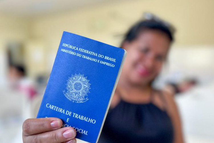 Desemprego cai a 5,6% e atinge menor nível da série histórica