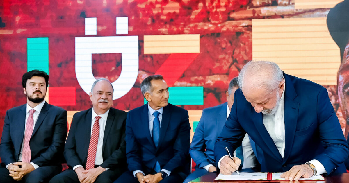 Lula sanciona Luz do Povo e beneficia 17 milhões de famílias