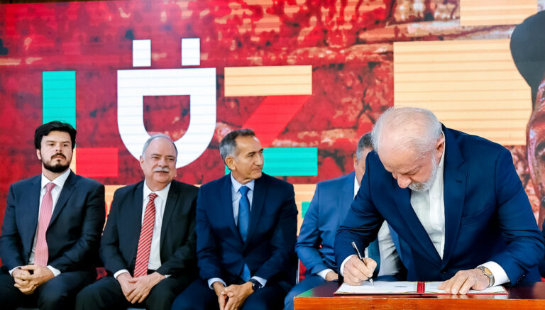 Lula sanciona Luz do Povo e beneficia 17 milhões de famílias
