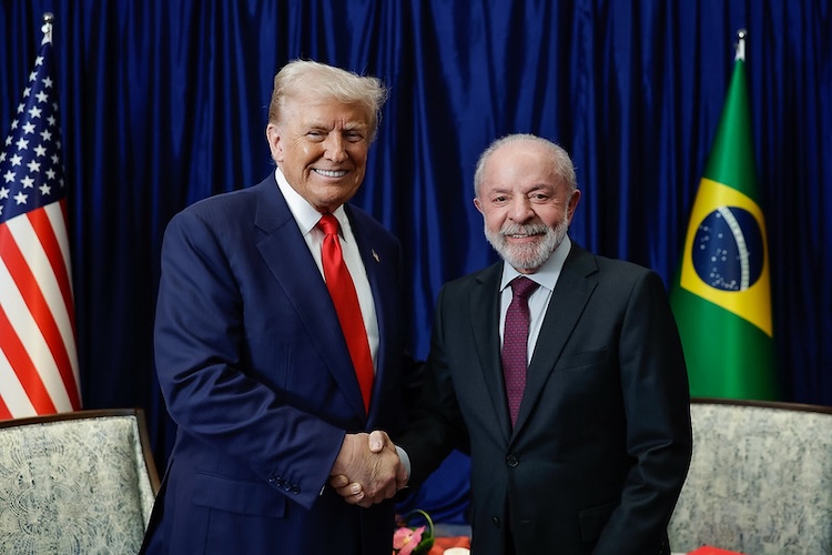 Em encontro com Trump na Malásia, Lula pede suspensão do tarifaço
