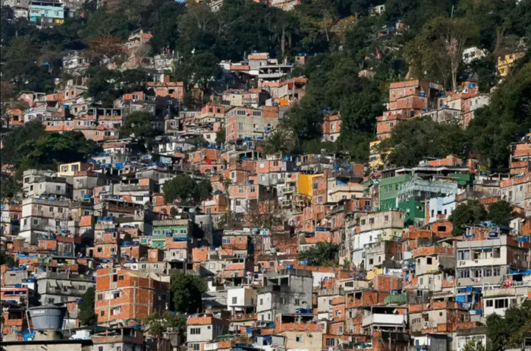 Marca histórica do governo Lula: todas as favelas do país passam a ter CEP