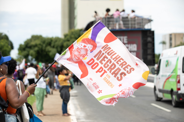 300 mil mulheres negras do Brasil ocupam Brasília por reparação e bem viver