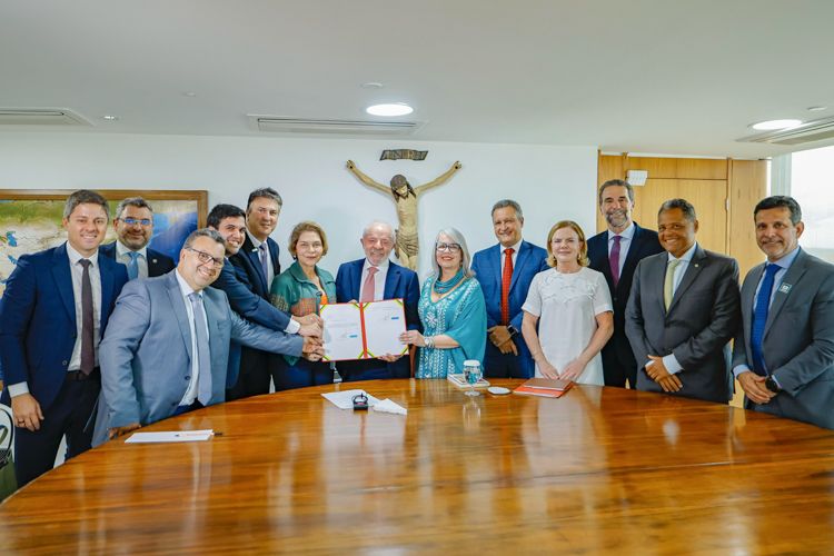 Governo Lula garante ganho real ao magistério e atualiza piso de professores