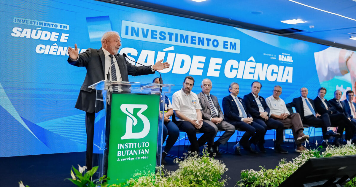 Lula comemora 1ª vacina da dengue, 100% brasileira, e faz defesa da ciência