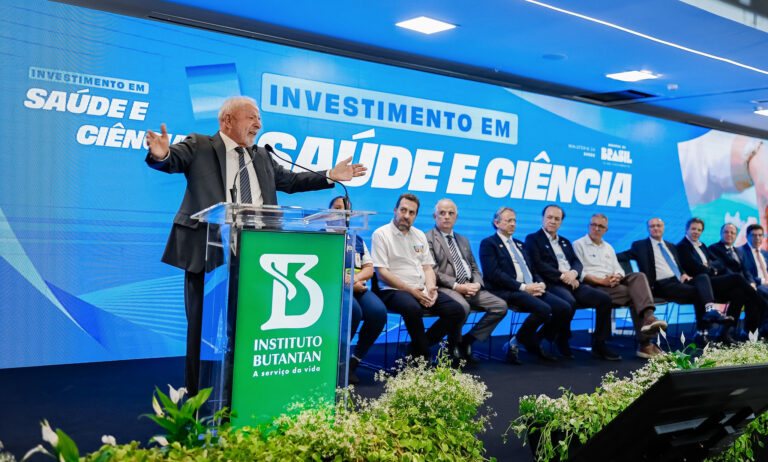 Lula comemora 1ª vacina da dengue, 100% brasileira, e faz defesa da ciência