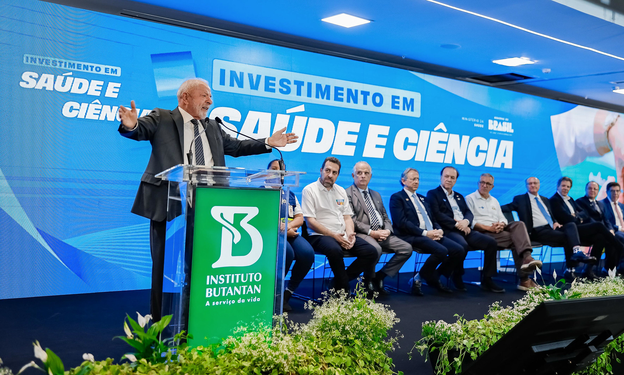 Lula comemora 1ª vacina da dengue, 100% brasileira, e faz defesa da ciência