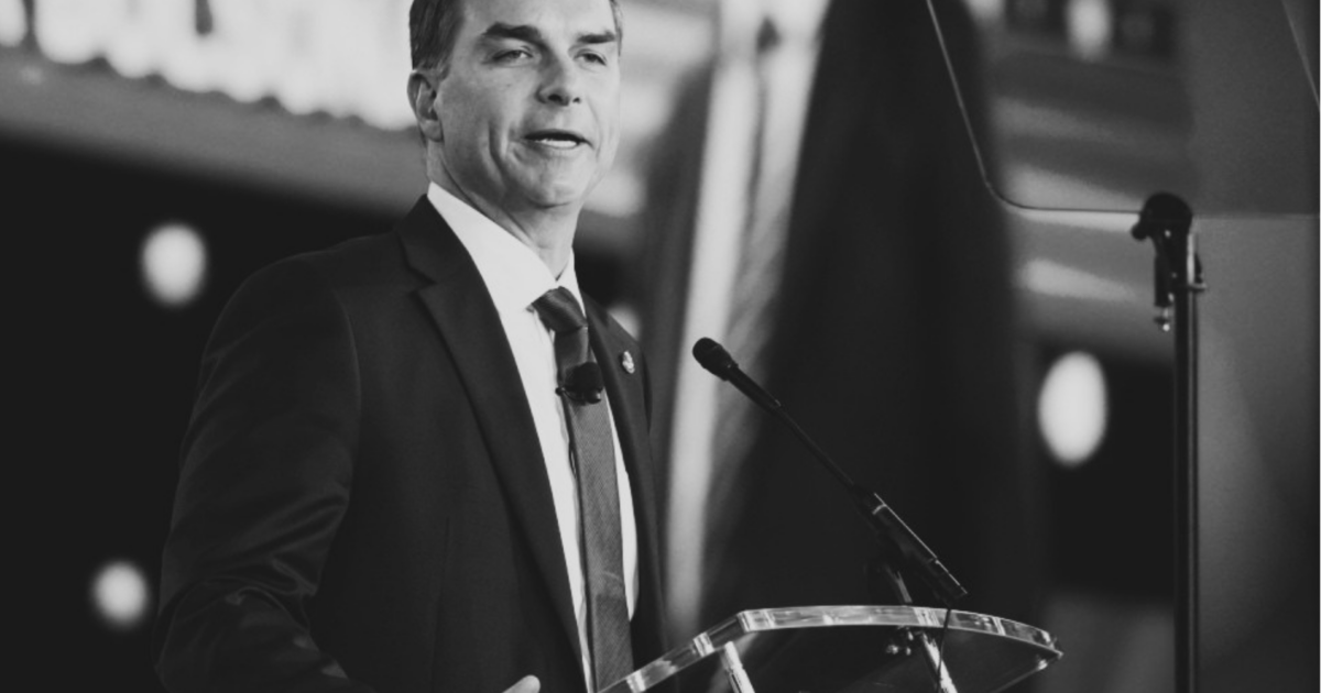 Flávio Bolsonaro vai aos EUA e defende entrega de riquezas estratégicas do Brasil