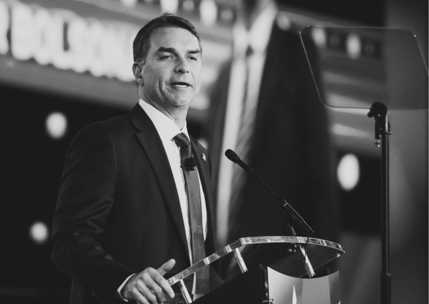 Flávio Bolsonaro vai aos EUA e defende entrega de riquezas estratégicas do Brasil