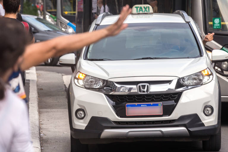 Crédito de R$ 30 bilhões para renovação da frota de taxistas e motoristas de aplicativo é comemorado pela categoria em São Paulo
