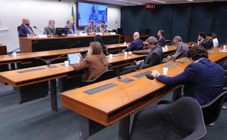 Câmara debate precarização, empresas clandestinas e riscos nas redes de telecomunicações