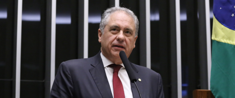 Zarattini defende projeto que regulamenta venda e uso de óculos inteligentes; assista a entrevista